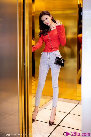 美女把衣服脱得连奶罩不剩